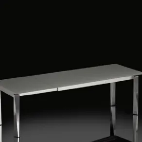 tavolo rettangolare aperto con quattro gambe e piano in cristallo verniciato