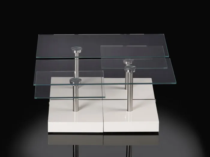 tavolo rettangolare aperto con quattro gambe e piano in cristallo verniciato