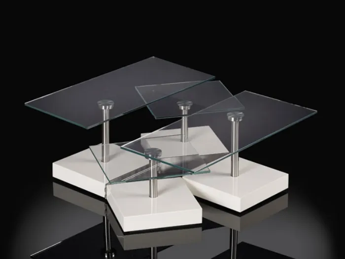 tavolino aperto composto da quattro ripiano in vetro separati e quattro gambe in acciaio con base bianca