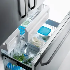 cassetto inferiore aperto di frigorifero a due ante con contenitori e scomparti