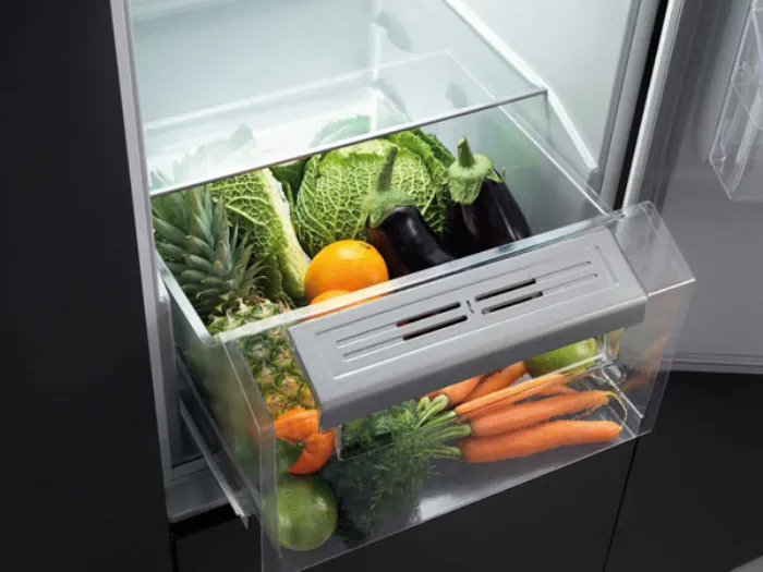 scomparto inferiore trasparente in interno frigo con verdura