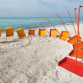 palette design Elio nelle sfumature dal giallo al rosso su spiaggia