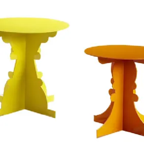 due tavolini, giallo e arancio, con piantane in lamiera sagomata