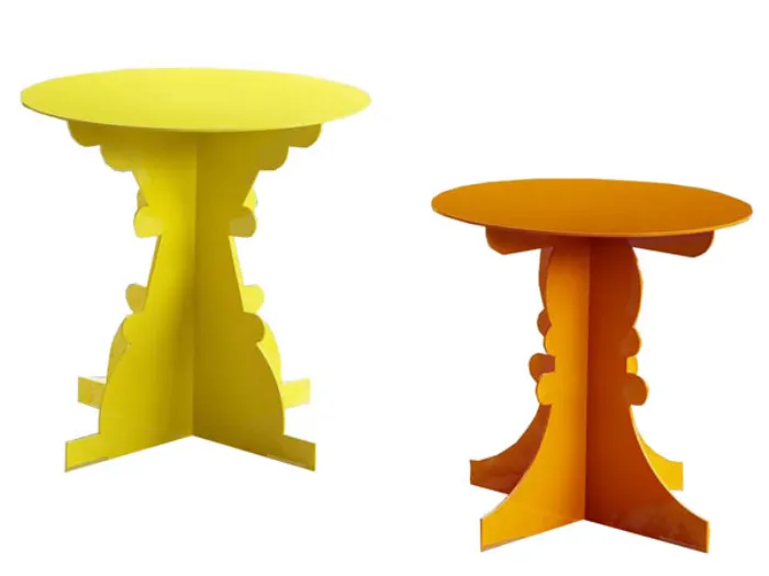 due tavolini, giallo e arancio, con piantane in lamiera sagomata