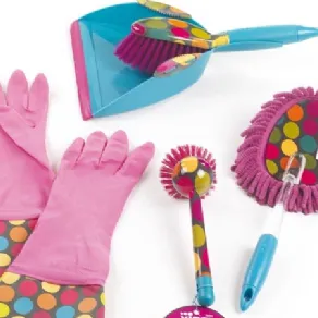 Accessori colorati per la pulizia della casa