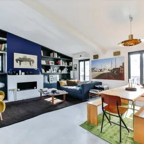 Il colore della parete omaggia il Classic Blue di Pantone