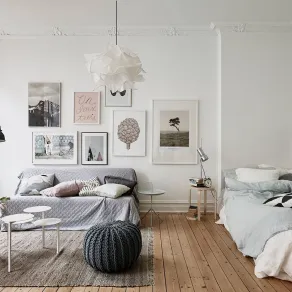 Il total white mette in risalto il parquet