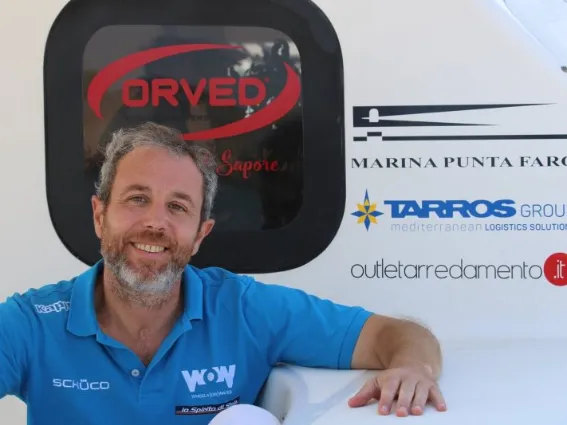 Andrea Stella a bordo del suo catamarano