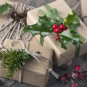Pacchi Natale con agrifoglio