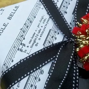 Pacchetto con spartito musicale