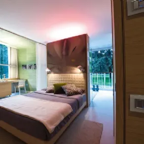 Letto con cuscini in monolocale