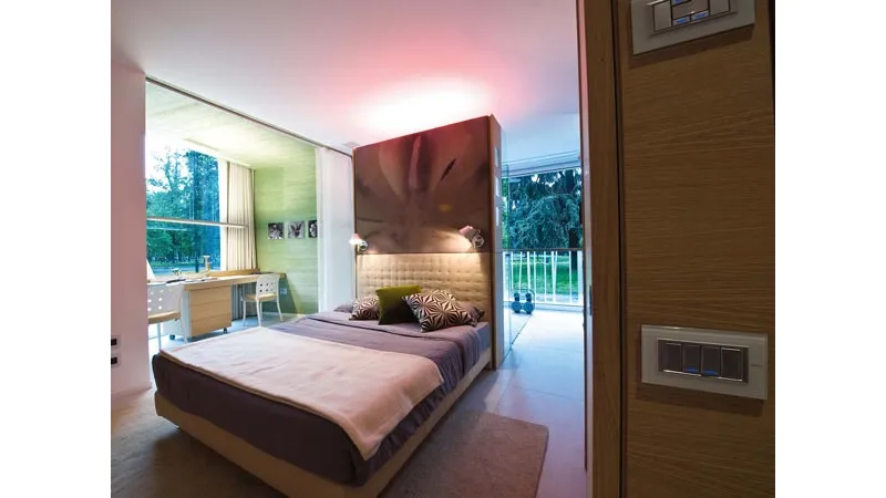 Letto con cuscini in monolocale