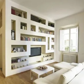 Il caminetto e la tv sono inglobati nella parete in gesso