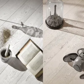 A destra il parquet Bianco + Bianco, a sinistra il rovere sbiancato Artico, entrambi di Original Parquet