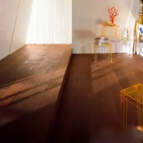 Tavolini trasparenti su parquet in legno