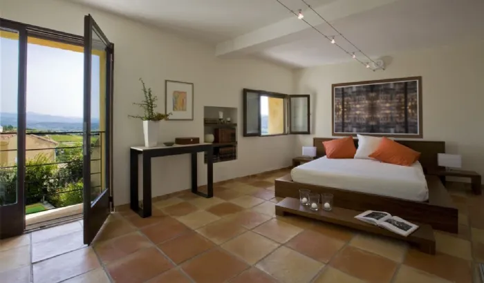 Camera da letto minimalista e pavimento in cotto: grande impatto visivo