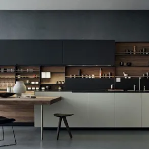 Cucina con penisola Forma Mentis con anta Angel Skin di Valcucine