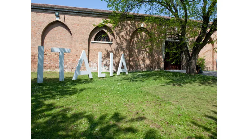 decorazione in esterno su prato con lettere bianche che formano la parola Italia (padiglione Italia, Giardini dell'Arsenale, Venezia)