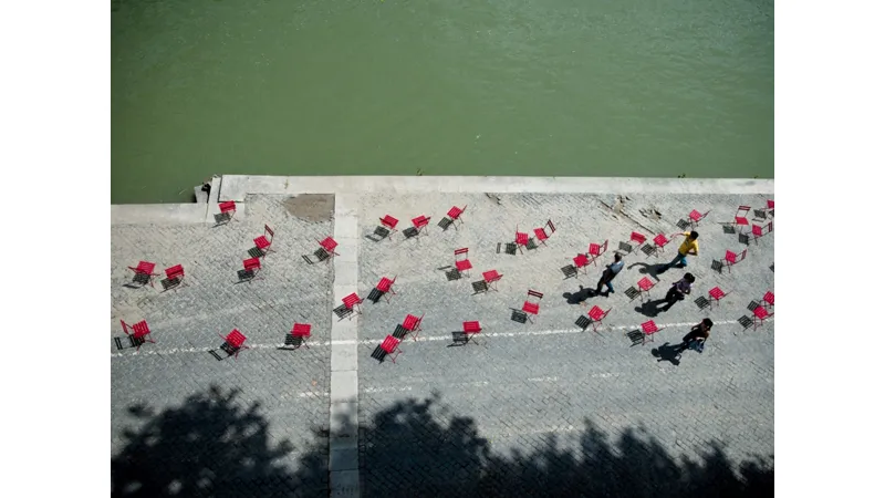 veduta dall'alto di sedie da regista rosse su fondamenta