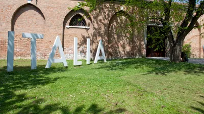 decorazione in esterno su prato con lettere bianche che formano la parola Italia (padiglione Italia, Giardini dell'Arsenale, Venezia)