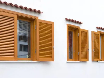 casa con persiane in legno