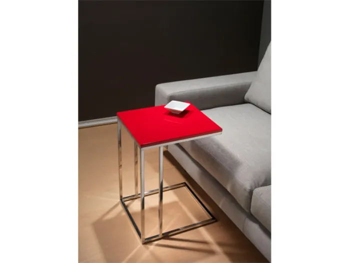 tavolino laccato rosso e divano