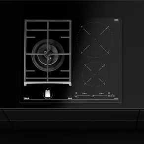 Tre zone cottura caratterizzano il piano in vetro ceramico di Teka, modello JZC 63312 ABN 