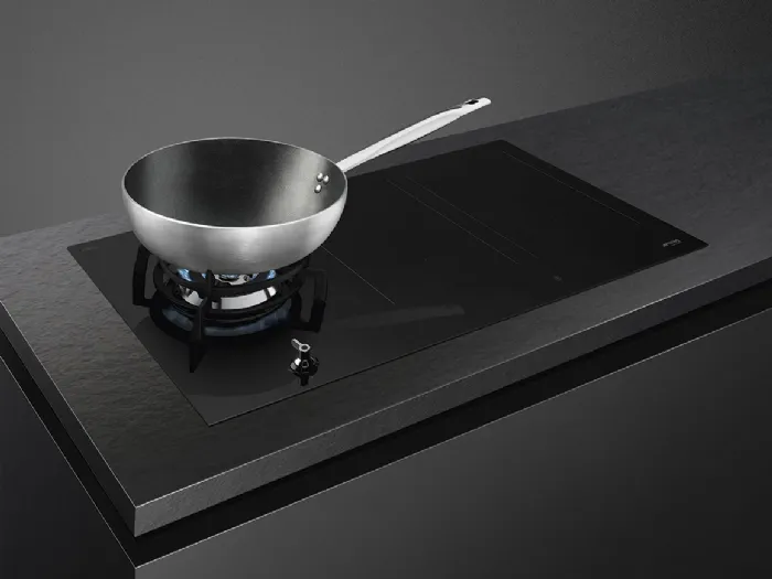 La griglia per wok del sistema di cottura a gas è affiancata da 4 piastre ad induzione
