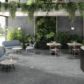 Rivestimento per l'outdoor della serie Percorsi Frame di Ceramiche Keope con nuvolature grigio scuro