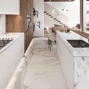 Il marmo è da sempre una scelta elegante e pregiata per il pavimento della cucina