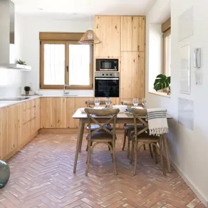 Cotto e legno per uno stile country chic. Fonte: habitissimo.es
