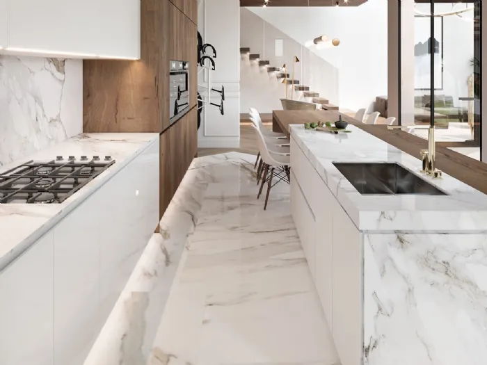 Il marmo è da sempre una scelta elegante e pregiata per il pavimento della cucina
