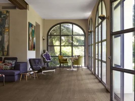 Bagno rivestito con gres effetto legno della collezione Signature di Mirage 