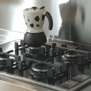Cucina con pannelli di rivestimento
