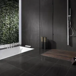 Bagno con piastrelle scure