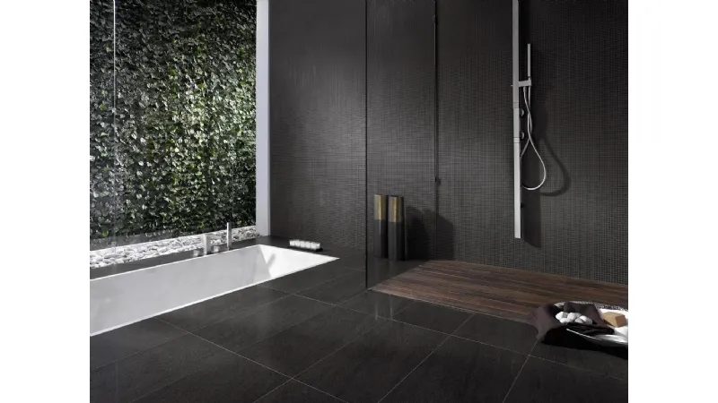 Bagno con piastrelle scure