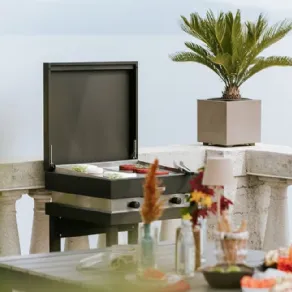 Barbecue a gas da tavolo in ghisa di alluminio Q 2200 di Weber