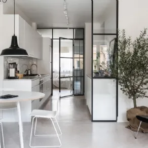 Appartamento piccolo in stile industriale