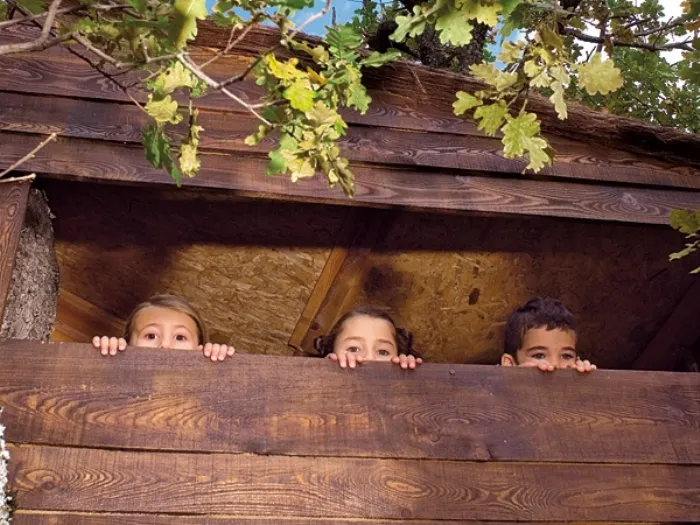 Bambini che giocano nella casetta di legno