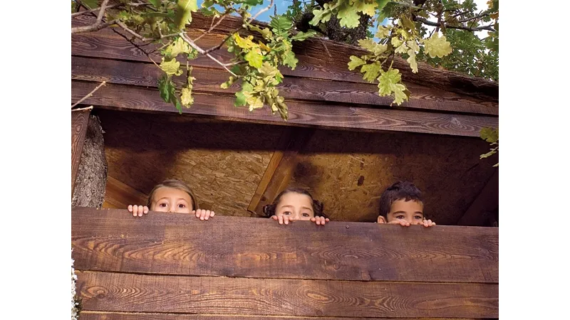 Bambini che giocano nella casetta di legno