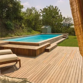 Allestire la zona intorno alla piscina