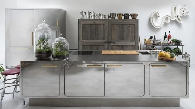 Compatta in acciaio inox l’isola Ego by Abimis
