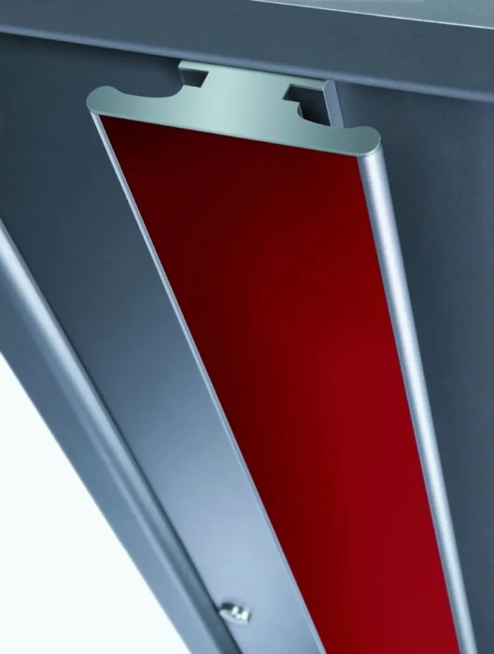 dettaglio maniglia di porta d'ingresso in alluminio con area colorata in rosso