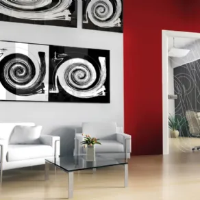 zona living con quadri astratti bianchi e neri su pareti rosse, tavolino in vetro trasparente, due poltrone bianche, porta trasparente con grafiche bianche