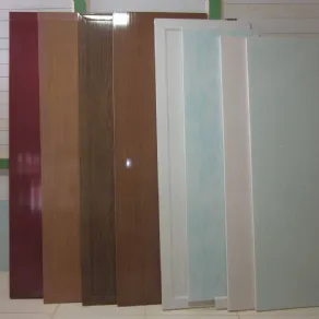 Una campionatura di porte in PVC