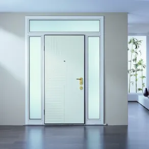 Una porta blindata in casa dall'aspetto moderno