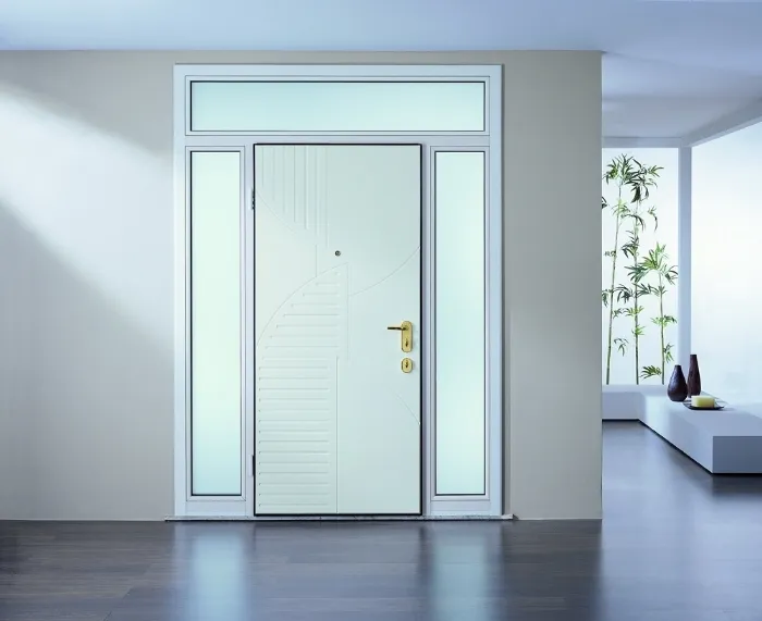 Una porta blindata in casa dall'aspetto moderno