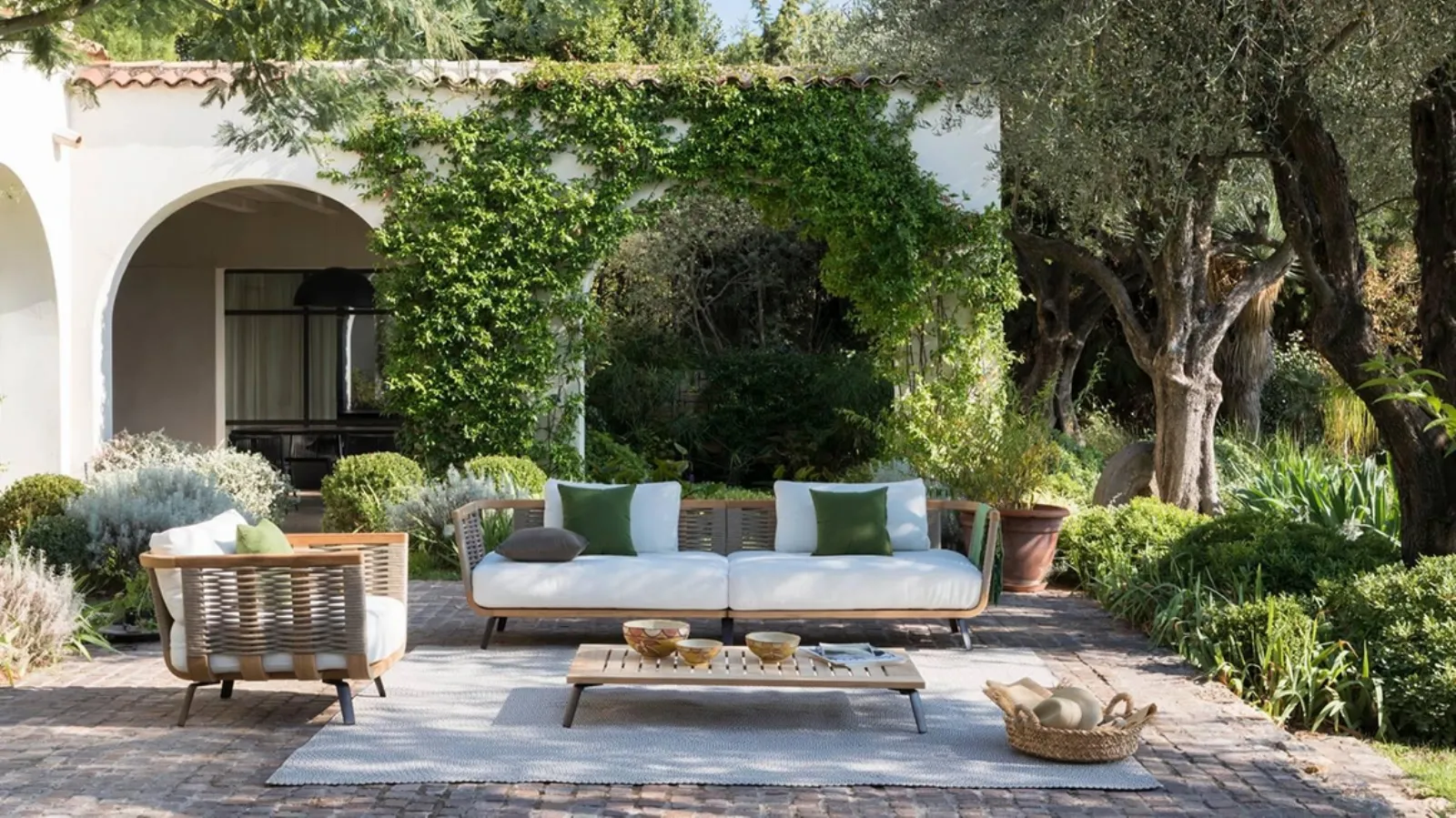 Inizia a progettare il tuo salotto outdoor con i nuovi divani da giardino