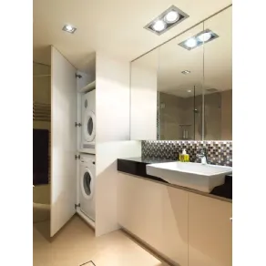 Bagno piccolo e stretto con lavatrice