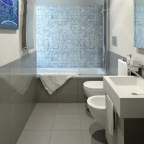 Bagno rettangolare con vasca in fondo 